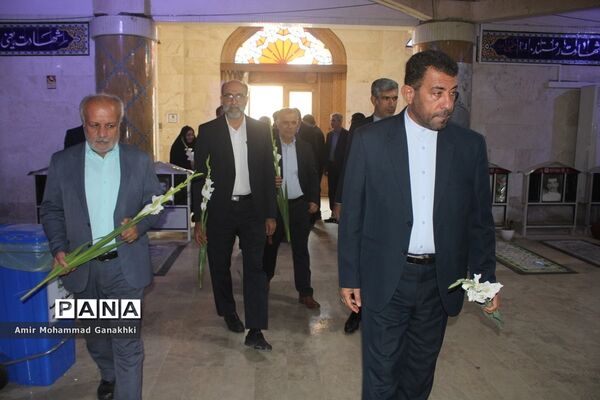 عطر افشانی و غبار روبی قبور مطهر شهدای فرهنگی و دانش‌آموز بوشهر
