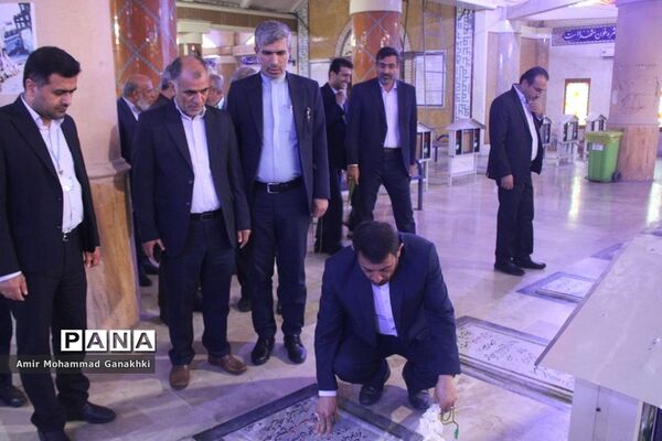 عطر افشانی و غبار روبی قبور مطهر شهدای فرهنگی و دانش‌آموز بوشهر