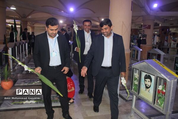 عطر افشانی و غبار روبی قبور مطهر شهدای فرهنگی و دانش‌آموز بوشهر