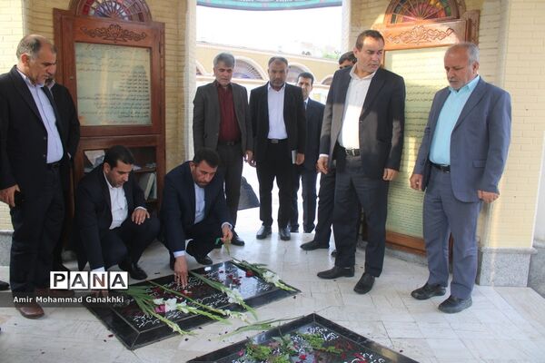 عطر افشانی و غبار روبی قبور مطهر شهدای فرهنگی و دانش‌آموز بوشهر