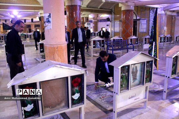 عطر افشانی و غبار روبی قبور مطهر شهدای فرهنگی و دانش‌آموز بوشهر
