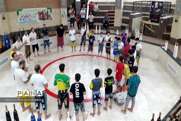 برگزاری ورزش زورخانه‌ای با حضور جمعی از دانش‌آموزان ناحیه یک بهارستان