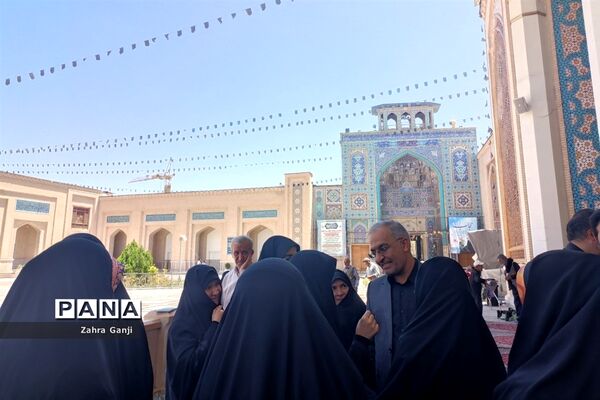 استقبال مردم از میز خدمت آموزش و پرورش فارس در حاشیه نماز جمعه
