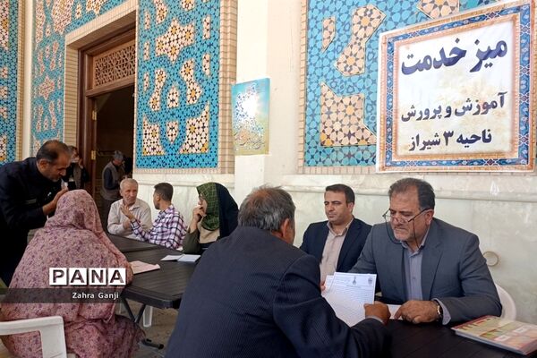 استقبال مردم از میز خدمت آموزش و پرورش فارس در حاشیه نماز جمعه