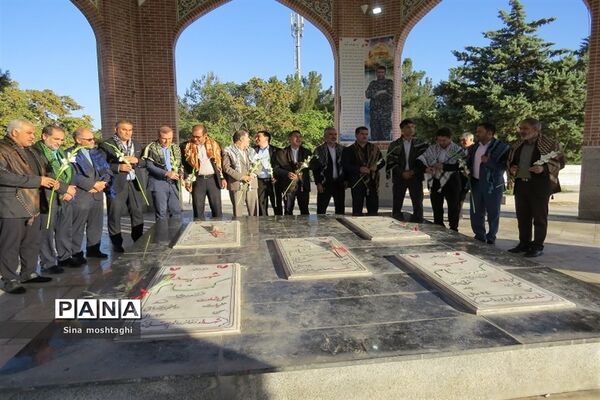 آیین عطر‌ افشانی و گل افشانی مزار شهدای مدافع حرم در شهرستان بجنورد