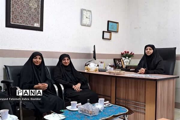 تجلیل مدیرکانون امام خمینی(ره) شهرستان سمنان از خبرنگاران پانا