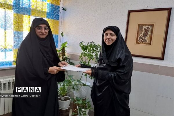تجلیل مدیرکانون امام خمینی(ره) شهرستان سمنان از خبرنگاران پانا