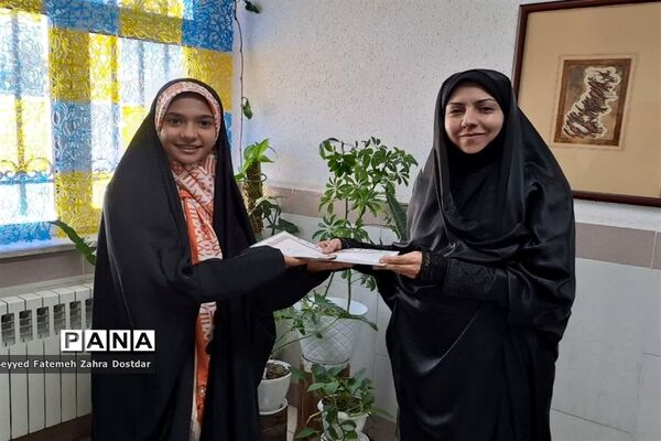 تجلیل مدیرکانون امام خمینی(ره) شهرستان سمنان از خبرنگاران پانا