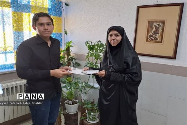 تجلیل مدیرکانون امام خمینی(ره) شهرستان سمنان از خبرنگاران پانا