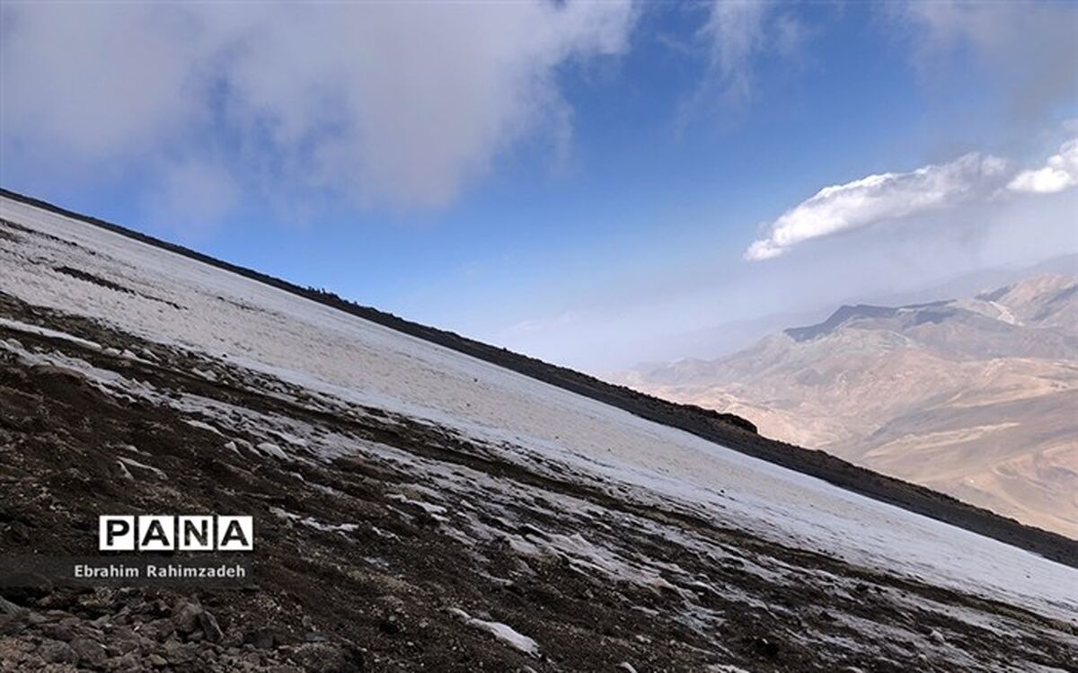 چراغ قرمز مقابل کوهنوردان تهرانی
