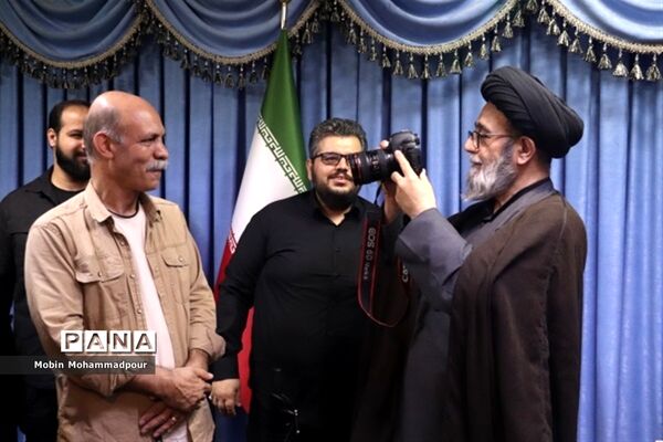 دیدار جمعی از عکاسان با نماینده ولی فقیه در آذربایجان شرقی
