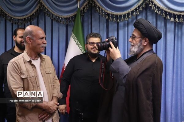 دیدار جمعی از عکاسان با نماینده ولی فقیه در آذربایجان شرقی