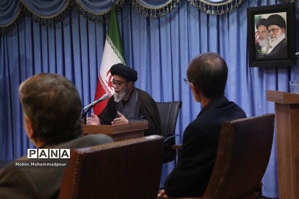 دیدار جمعی از عکاسان با نماینده ولی فقیه در آذربایجان شرقی