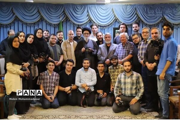 دیدار جمعی از عکاسان با نماینده ولی فقیه در آذربایجان شرقی