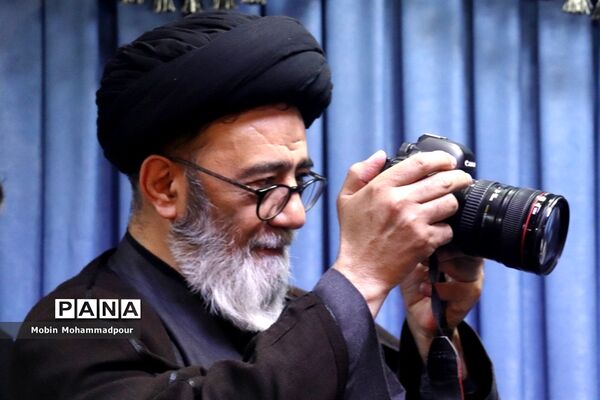 دیدار جمعی از عکاسان با نماینده ولی فقیه در آذربایجان شرقی