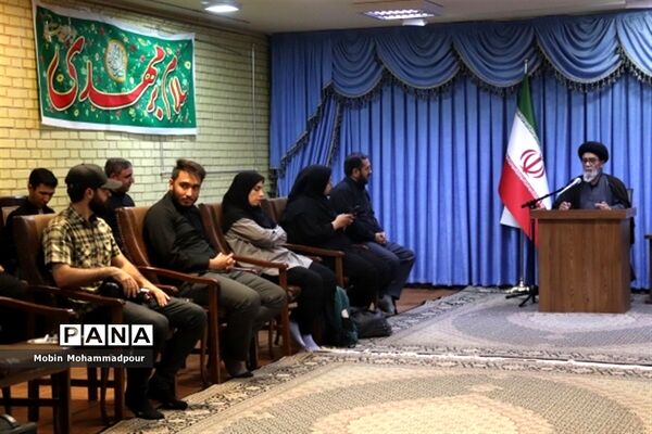 دیدار جمعی از عکاسان با نماینده ولی فقیه در آذربایجان شرقی