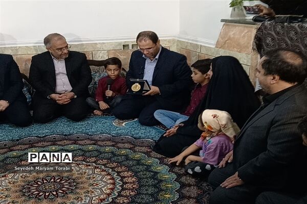 حضور وزیرآموزش و پرورش در منزل دانش‌آموز شجاع حادثه تروریستی شاهچراغ (ع)