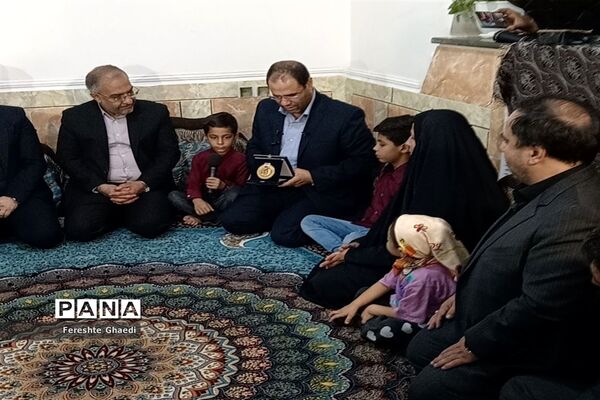 حضور وزیرآموزش و پرورش در منزل دانش‌آموز شجاع حادثه تروریستی شاهچراغ (ع)