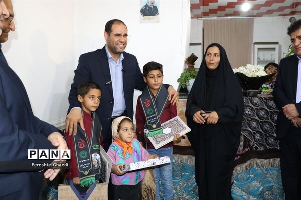 حضور وزیرآموزش و پرورش در منزل دانش‌آموز شجاع حادثه تروریستی شاهچراغ (ع)