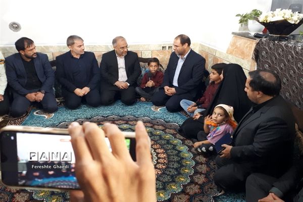 حضور وزیرآموزش و پرورش در منزل دانش‌آموز شجاع حادثه تروریستی شاهچراغ (ع)