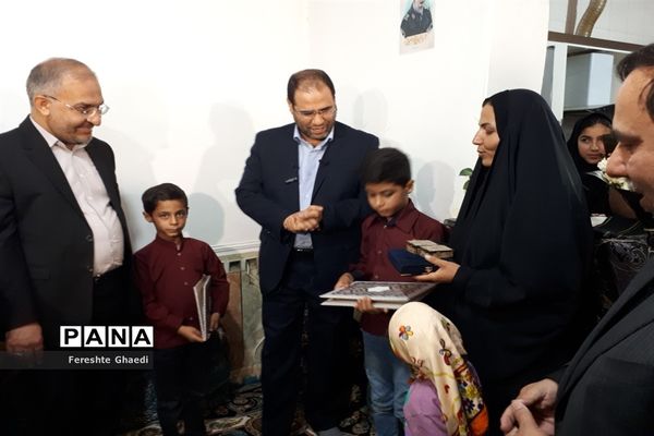 حضور وزیرآموزش و پرورش در منزل دانش‌آموز شجاع حادثه تروریستی شاهچراغ (ع)