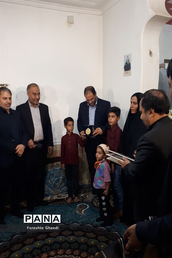 حضور وزیرآموزش و پرورش در منزل دانش‌آموز شجاع حادثه تروریستی شاهچراغ (ع)