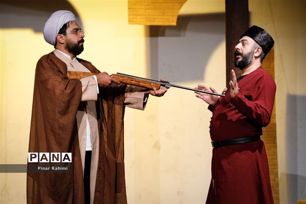 اجرای نمایش (آ شِیخ محمد خیابانی) در صحنه