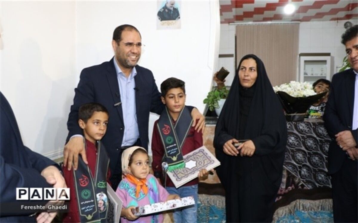 اهدای نشان شجاعت سازمان دانش‌آموزی به نونهالان شجاع حادثه تروریستی شاهچراغ‌