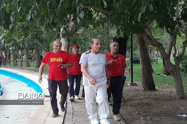 ورزش همگانی با حضور جمعی از مردم در بوستان ملت مشهد