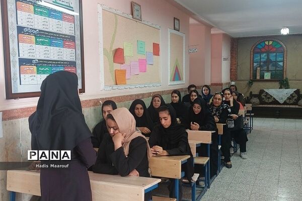 استقرار میز هدایت تحصیلی در مدارس بهارستان دو
