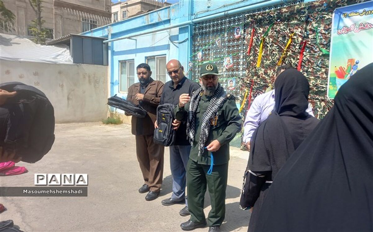 مواسات و همدلی با دانش‌آموزان با اهدای لوازم التحریر