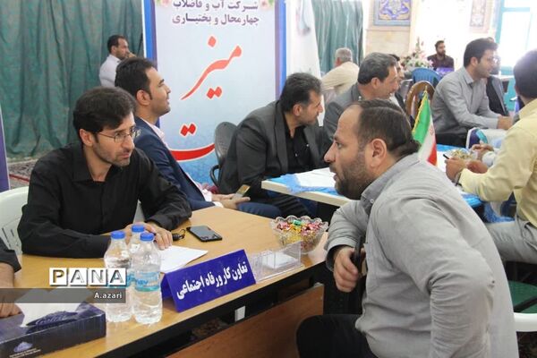 میزخدمت ادارات در میعادگاه نماز جمعه شهرکرد