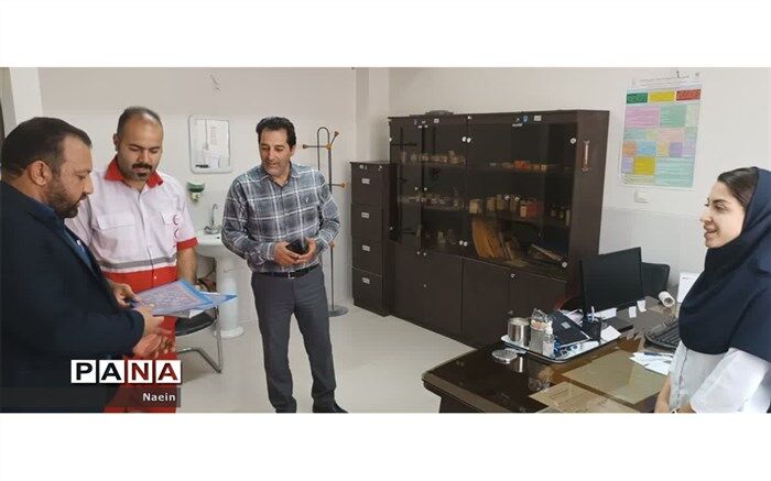 تجلیل از پزشکان درمانگاه انارک به مناسبت روز پزشک