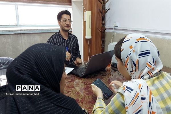 حضور داوطلبان انتخاب رشته کنکور ۱۴٠۲ در پایگاه انتخاب رشته آموزش و پرورش شهرستان قرچک