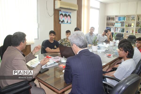 نشست معاون پرورشی و فرهنگی آموزش و پرورش استان بوشهر با دانش‌آموزان دبیرستان جواد الائمه