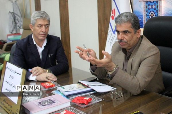 نشست معاون پرورشی و فرهنگی آموزش و پرورش استان بوشهر با دانش‌آموزان دبیرستان جواد الائمه