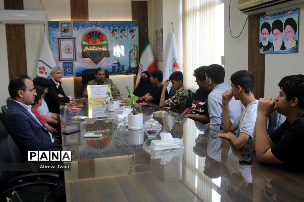 نشست معاون پرورشی و فرهنگی آموزش و پرورش استان بوشهر با دانش‌آموزان دبیرستان جواد الائمه