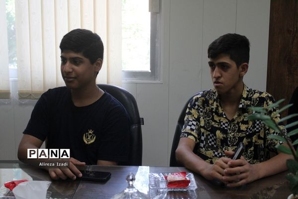 نشست معاون پرورشی و فرهنگی آموزش و پرورش استان بوشهر با دانش‌آموزان دبیرستان جواد الائمه