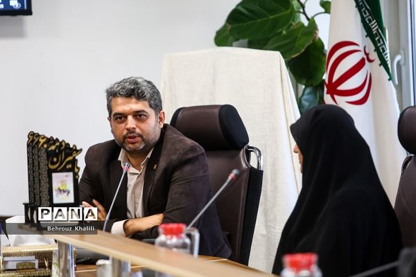 رونمایی از کتاب «با سفیران دهه 60» و همچنین پوستر «پویش کتاب‌زی»