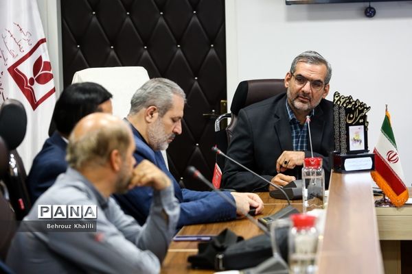 رونمایی از کتاب «با سفیران دهه 60» و همچنین پوستر «پویش کتاب‌زی»