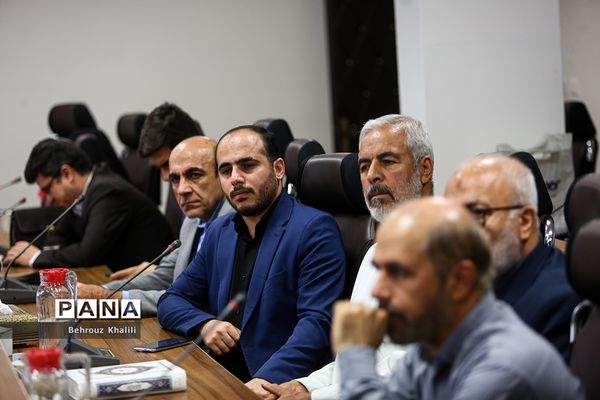 رونمایی از کتاب «با سفیران دهه 60» و همچنین پوستر «پویش کتاب‌زی»