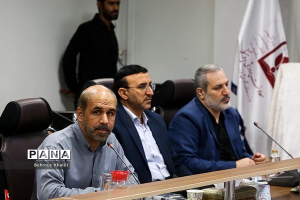 رونمایی از کتاب «با سفیران دهه 60» و همچنین پوستر «پویش کتاب‌زی»