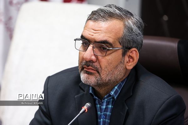 رونمایی از کتاب «با سفیران دهه 60» و همچنین پوستر «پویش کتاب‌زی»