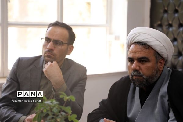 دیدار مدیر آموزش و پرورش منطقه تبادکان با کارشناسان منطقه