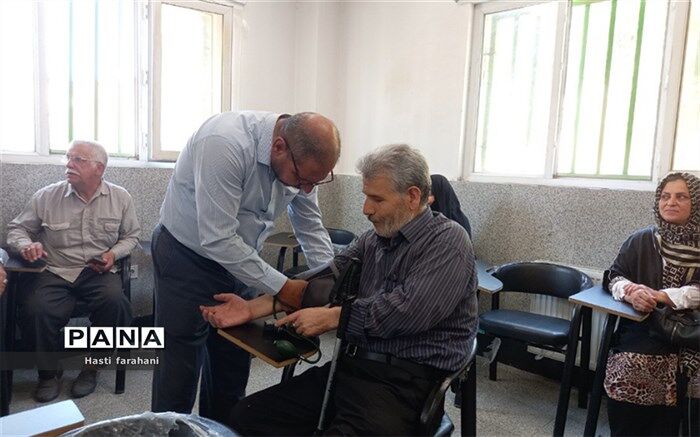 برگزاری سمینار رایگان سلامت، برای خانواده‌های شهدا و ایثارگران در قرچک/فیلم