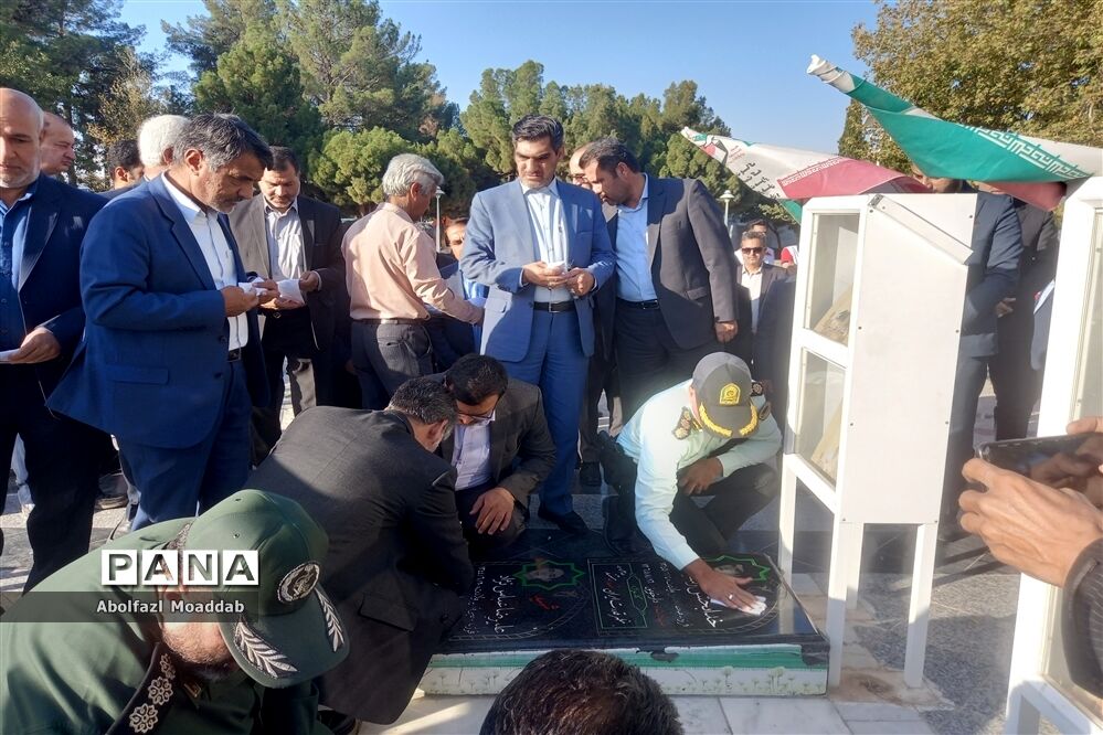 غبار روبی گلزار شهدا امامزاده سید حمزه(ع) کاشمر