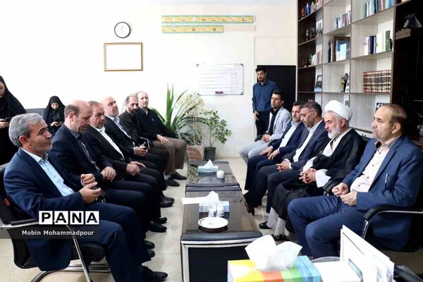 بازدید استاندار آذربایجان شرقی از اداره‌کل آموزش و پرورش استان و دیدار با  دانش آموز خبرنگاران پانا