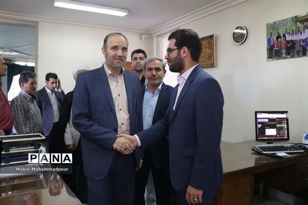 بازدید استاندار آذربایجان شرقی از اداره‌کل آموزش و پرورش استان و دیدار با  دانش آموز خبرنگاران پانا