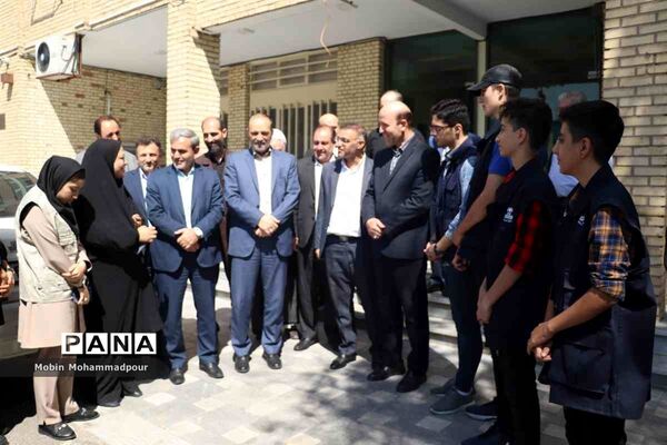 بازدید استاندار آذربایجان شرقی از اداره‌کل آموزش و پرورش استان و دیدار با  دانش آموز خبرنگاران پانا