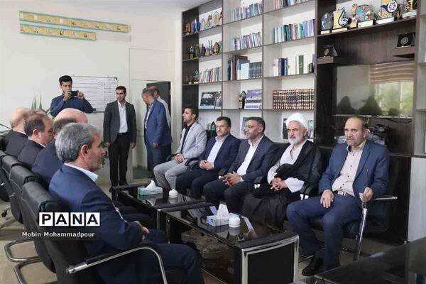 بازدید استاندار آذربایجان شرقی از اداره‌کل آموزش و پرورش استان و دیدار با  دانش آموز خبرنگاران پانا